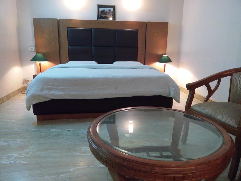 Hotel Queens Residency Gurgaon Bilik gambar
